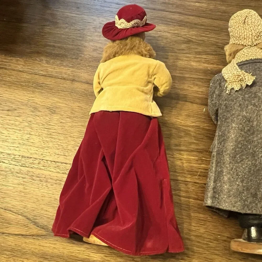 2 CHRISTMAS CAROLERS  11.5